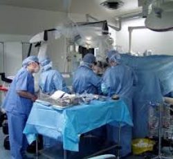 دکتر جراح مغز و اعصاب پروفسور نوذر آقاخانی در فرانسه