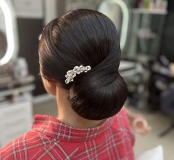 استخدام مدل برای مو (شنیون) و آرایش صورت در هامبورگ